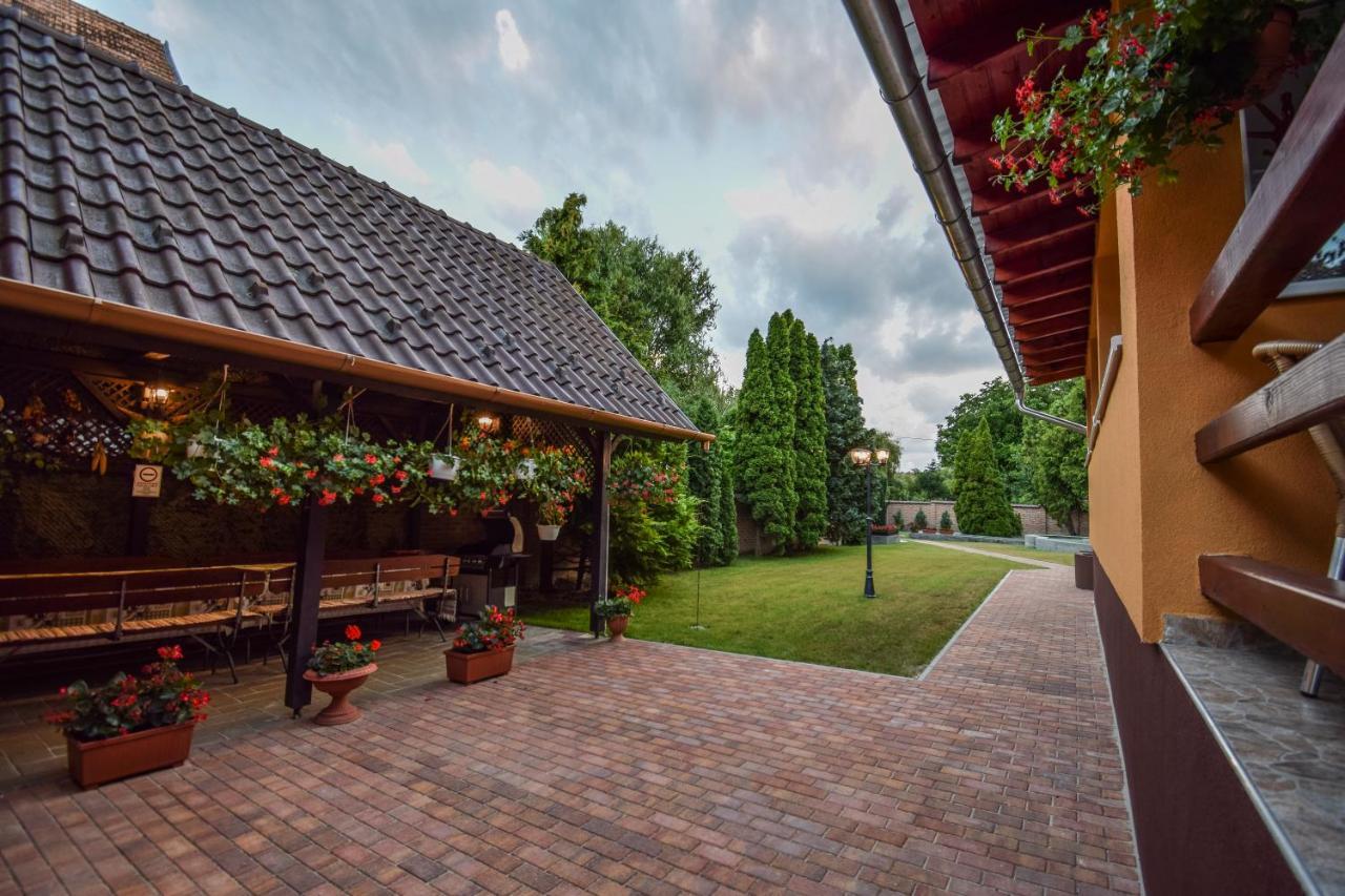 Gala Panzio Hotel Simontornya Exterior photo