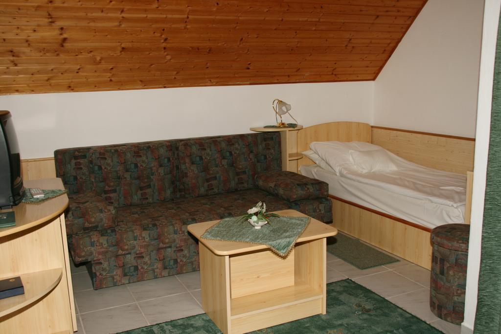 Gala Panzio Hotel Simontornya Room photo